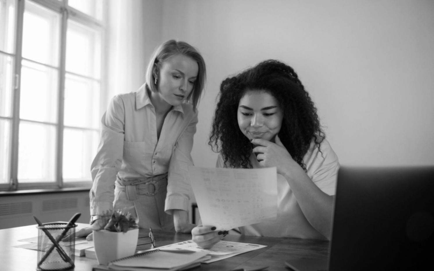 Detailanalyse von Geschäftskennzahlen und Rentabilitätsfaktoren auf Bildschirm