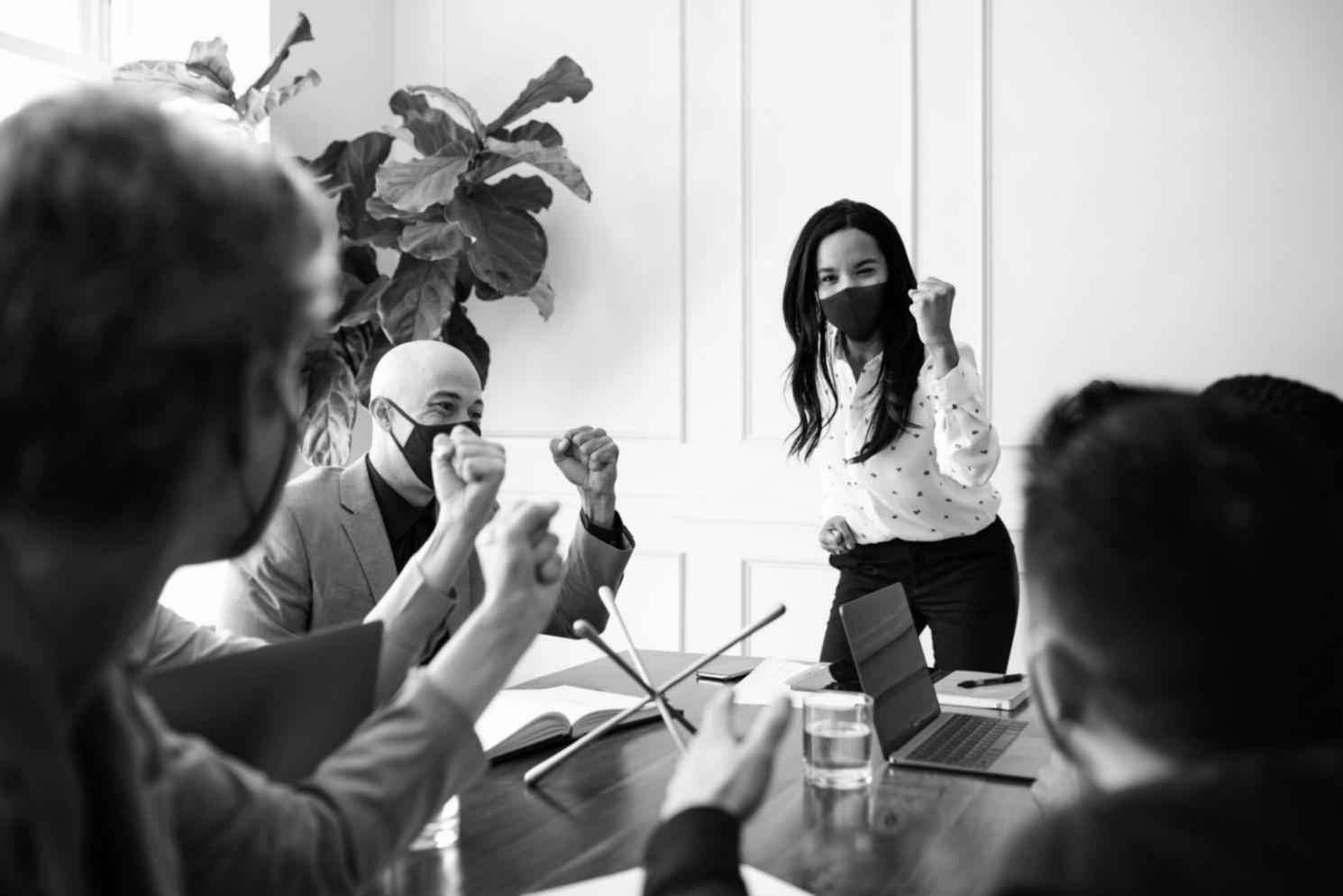 Studenten bei der Arbeit an Finanzanalyseprojekten