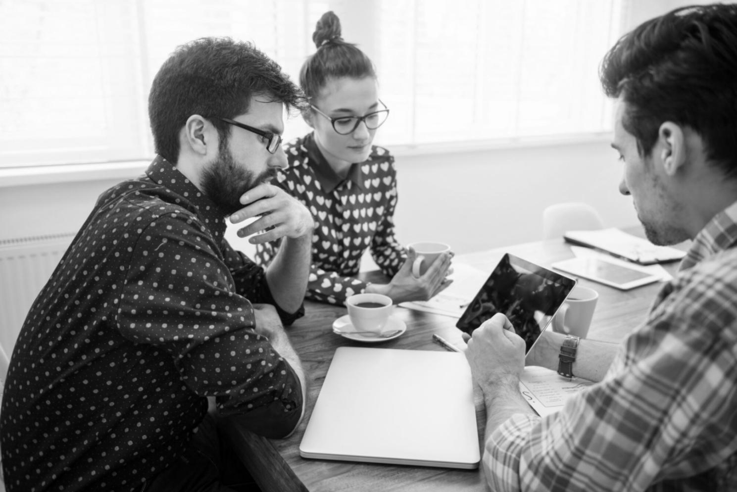 Moderne Büroräume von mynthalorip in Regensburg mit Analysewerkzeugen und Finanzdiagrammen