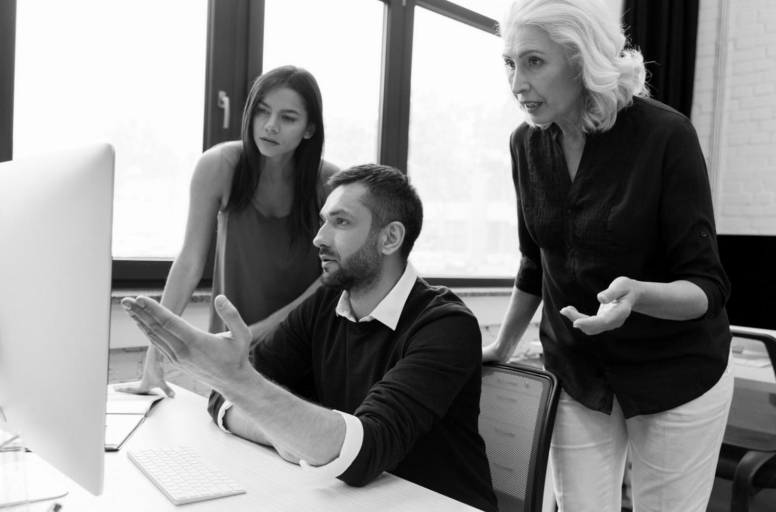 Finanzanalyse am Arbeitsplatz mit Diagrammen und Berechnungen