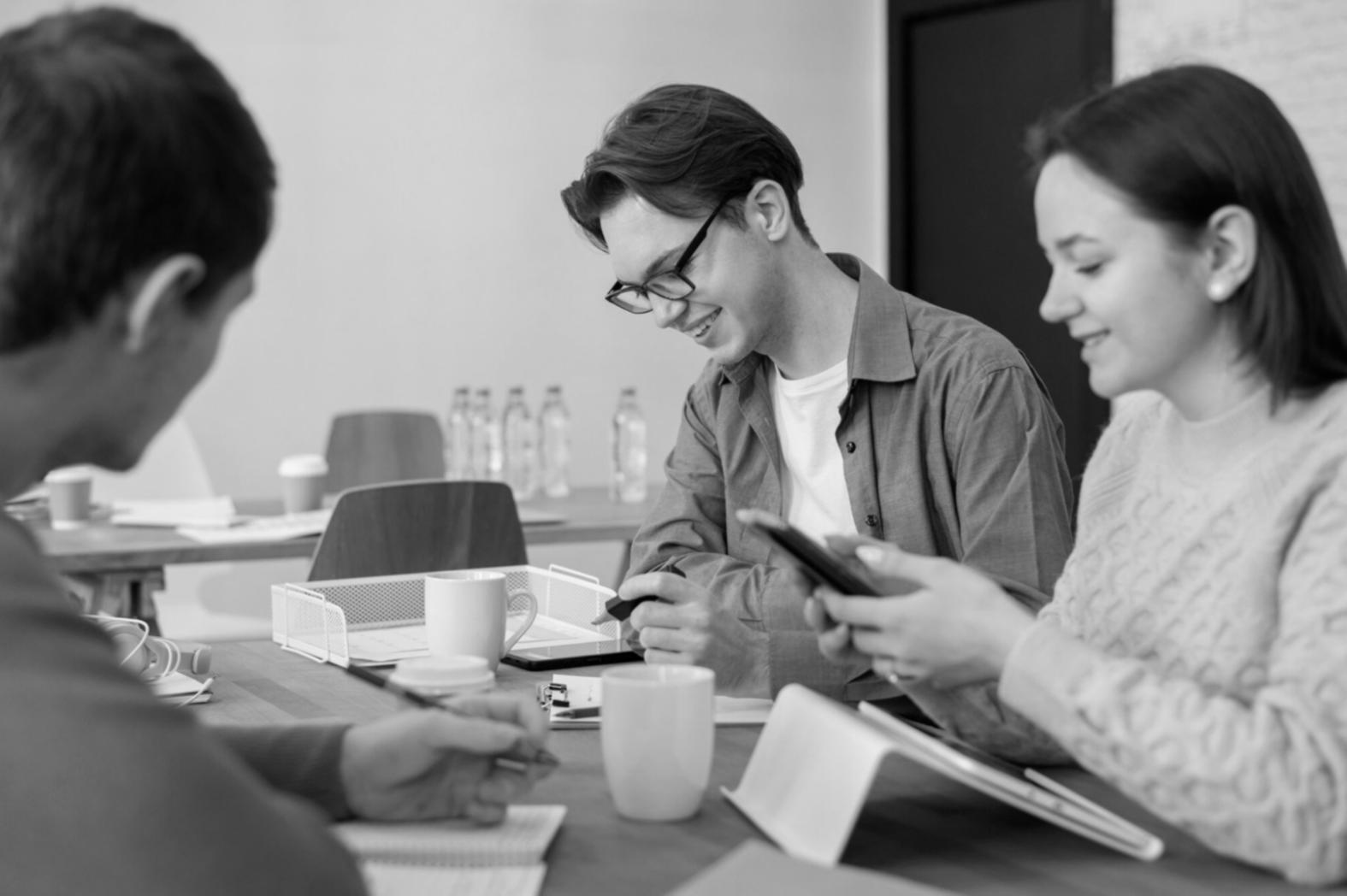 Arbeitsplatz mit Finanzanalyse-Tools und Dokumenten